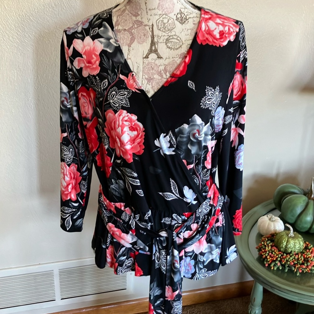 INC.  BLACK, RED, PINK & WHITE L/S TOP W/ PEPLUM & TIES. SIZE PETITE LARGE. NEW